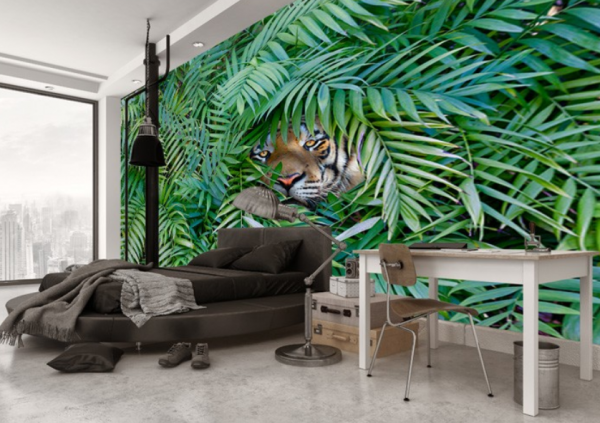 Dinding kamar dengan wallpaper bertema tropis